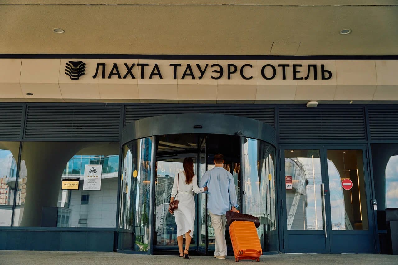 Вход в отель Лахта Тауэрс